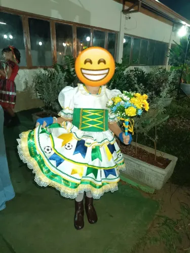 Vendo vestido de quadrilha da copa do mundo Brasil  veste 8 anos 