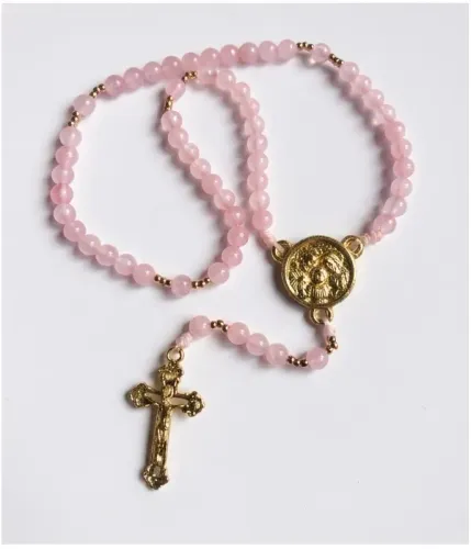 Terço / Rosário de Quartzo Rosa Artesanal com Detalhes Dourados