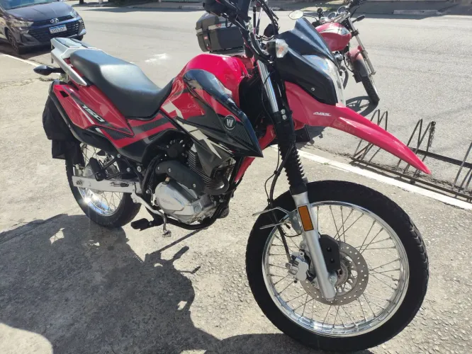 Moto muito nova, IPVA e licenciamento pago