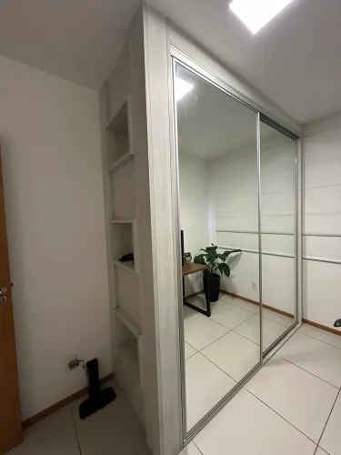 Guarda-roupa planejado em excelente estado