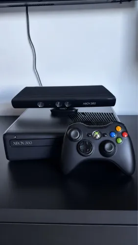 Xbox 360 (com avarias) + Controle (sem fio) + Kinect + 10 jogos (disco)