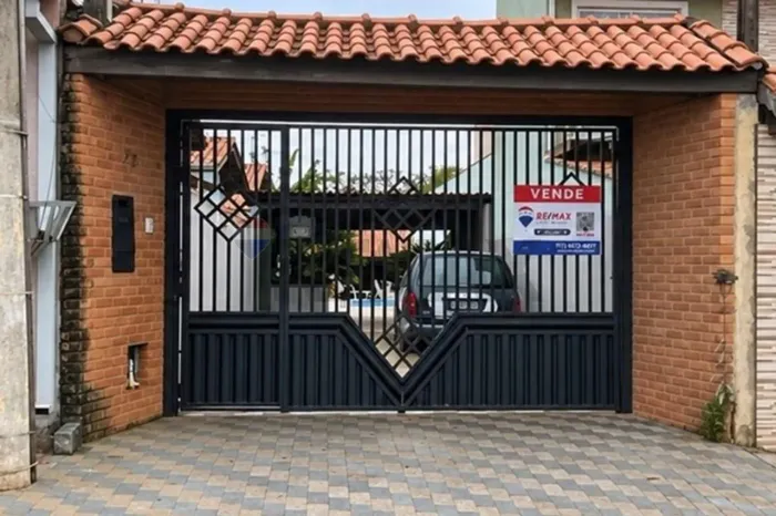 **Casa Ampla com Piscina, Jardim e 6 Vagas de Garagem no Jardim Cerejeiras Atibaia**
