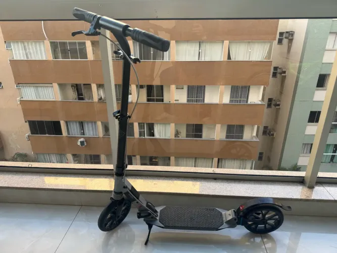 Patinete Oxelo dobrável com suspensão e freio manual
