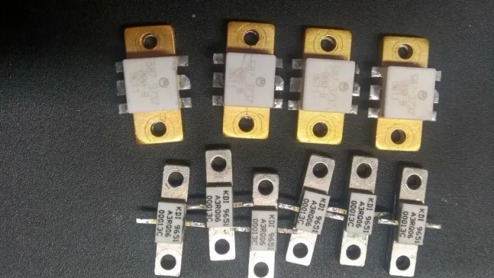 Transistores de saída RF.