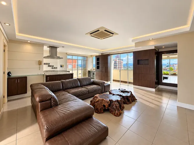 Imóvel para venda tem 250 metros quadrados com 4 quartos em Balneário - Florianópolis - SC