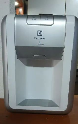 Bebedouro Electrolux 110Vts, serve água natural e gelada. Perfeito funcionamento.