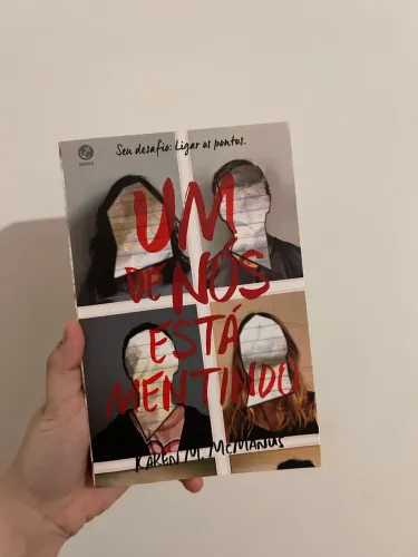 Livro Um De Nós Está Mentindo