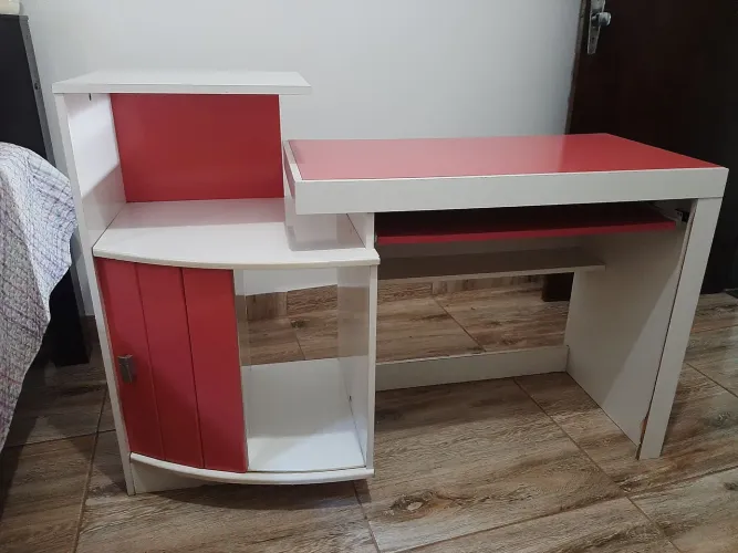 Mesa para computador rosa e branca