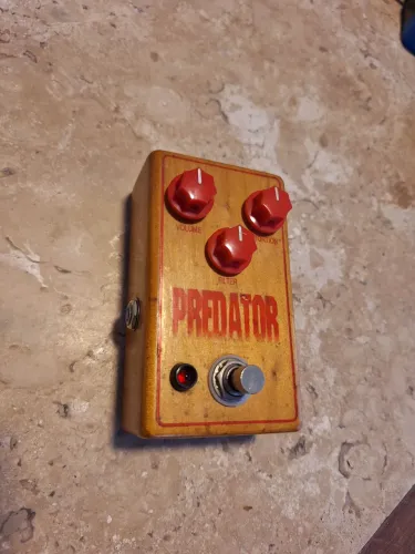 Pedal de guitarra Predator clone do RAT