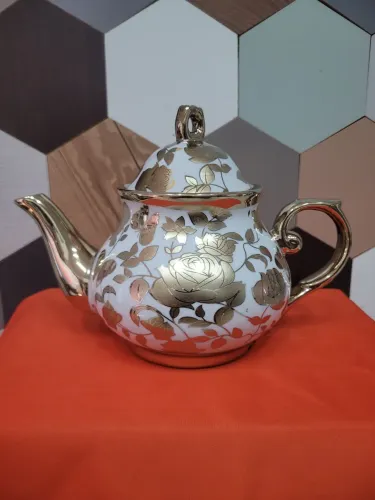 Chaleira clássica em porcelana