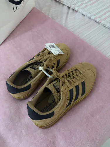 Tênis Adidas Gazelle Bold bege, tam 37, nunca usado.