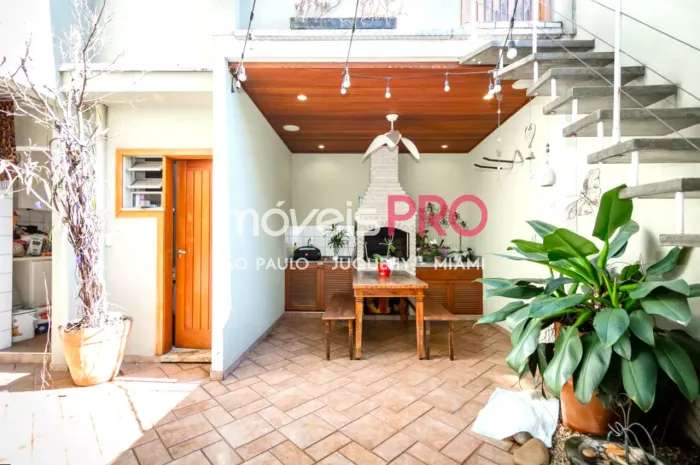 Linda casa em rua fechada com guarita no Campo Belo