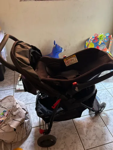Carrinho de Bebê com Bebê Conforto Cosco Kids - Completo e Conservado