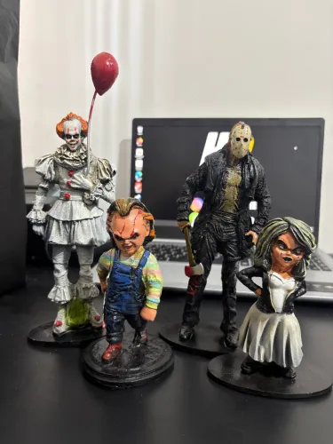 Kit com 4 Bonecos Colecionáveis em Resina de Terror