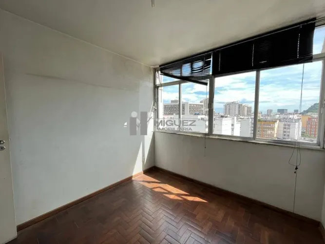 Rua Pinto de Figueiredo, Coração da Saens Pena. 3 Quartos Sendo Uma Suíte, 1 Vaga. Colado 