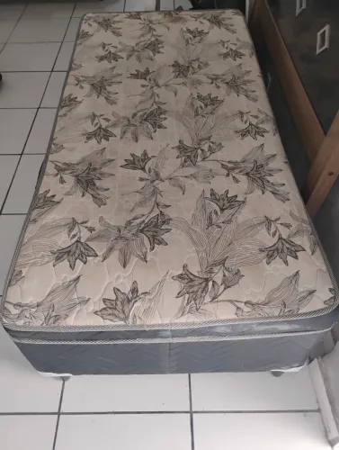 Cama de solteiro (R$100,00) Se quiser o colchão e mãos R$80,00, colchão azul igual ao da f
