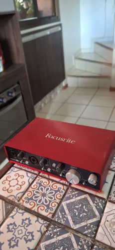 Interface de Áudio Focusrite Scarlett 2i4 (USB)