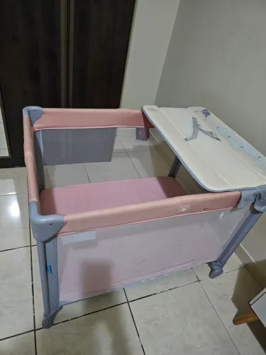 Berço desmontável portátil Multikids + tapete de atividades