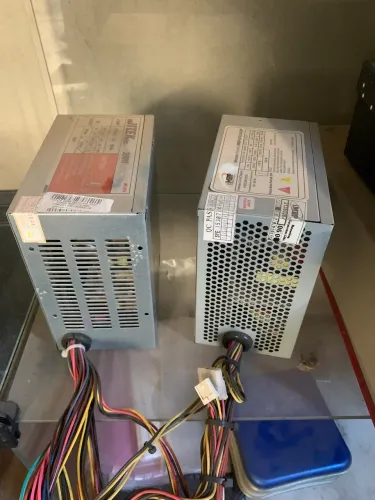 2 Fontes de alimentação ATX para computador, com uma potência nominal de 250W.