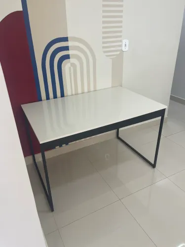 Mesa com pé industrial