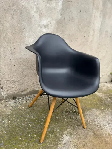Cadeira Estilo Eames Preta com Pés de Madeira - Design Moderno, Ótimo Estado