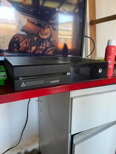 Xbox one semi novo + jogo + controle 