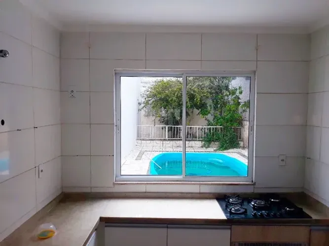 Casa grande (3 casas) em Guadalupe com piscina, área gourmet p churrasco, garagem