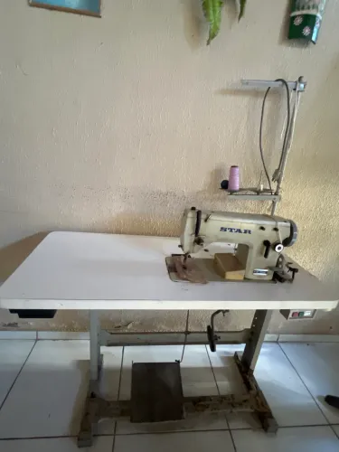  Máquina de Costura Reta Industrial + Mesa ? R$750