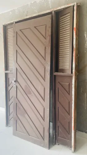 Porta de Madeira Maciça - Grande, Robusta e de Excelente Qualidade