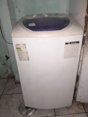 Máquina de lavar no precinho só está com um pezinho dela quebrado tirando isso está OK