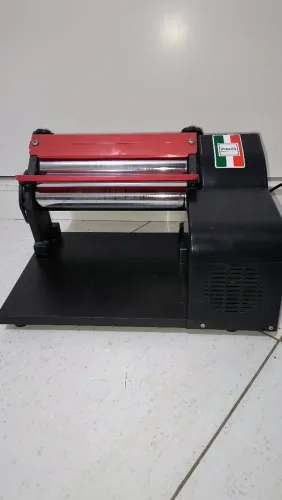 Cilindro elétrico de massa com cortador de talharim e varal 