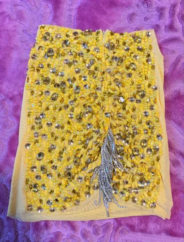 Conjunto de saia e top customizado com pedraria, strass e tule.