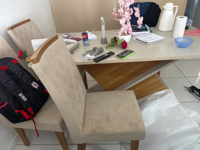 Vendo linda mesa com 6 cadeiras