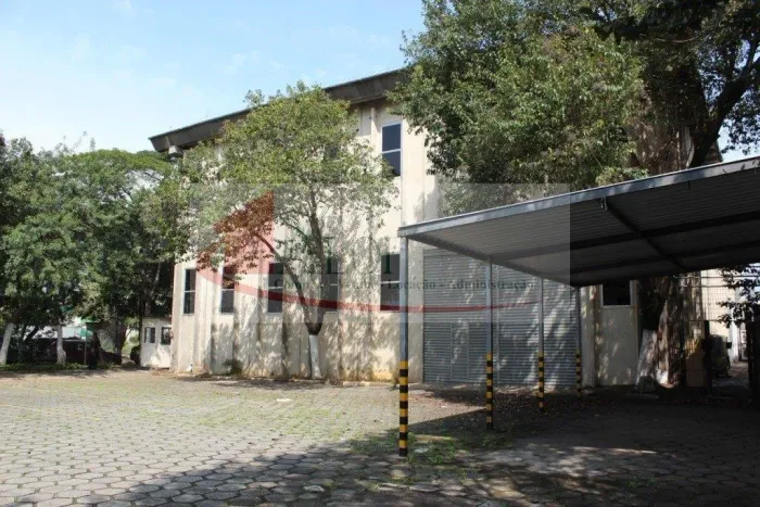 Vende se alugado IMÓVEL: possui um terreno de 2.243m² e área útil interna de 2.194m² (fora