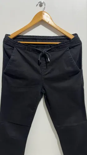 Calça Jogger preta com cordão 