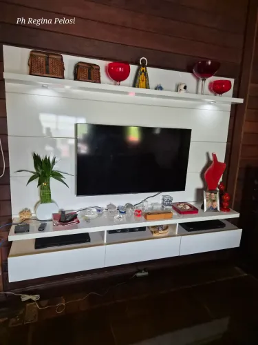 Painel em Laka Branco com iluminação em Led, 03 gavetas e suporte para Tv