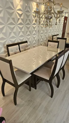 Mesa de vidro off white com seis cadeiras.