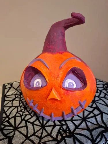 Abóbora de papel marchê pintada à mão en cores laranja e vinho para Haloween