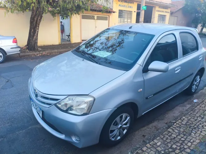 Toyota Etios X 1.3 Flex 16V 5P Mec. 2013
