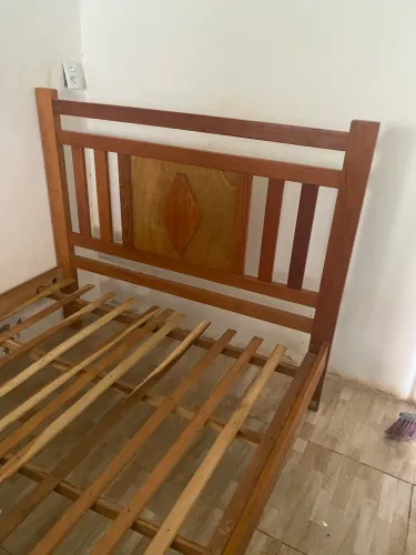 Cama em madeira maciça