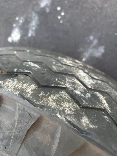 6 pneus montadas e 2 rodas sem pneu F4000