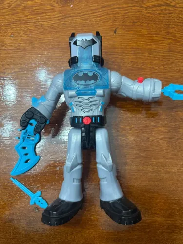 Boneco batmam 30 centímetros com luz e atirador de espada