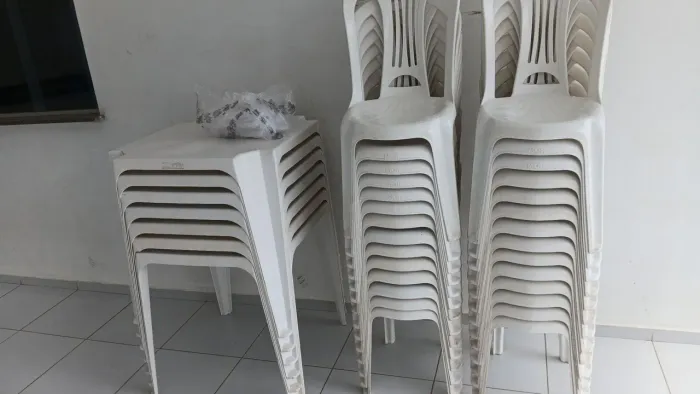 Vendo conjunto mesas com cadeiras novas 182k