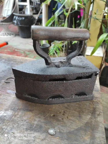 Ferro de passar , antigo,a brasa :