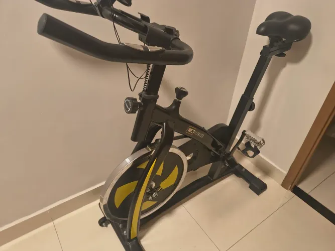 Bicicleta ergométrica WCT 13 kg, com monitor, excelente qualidade, pouco usada