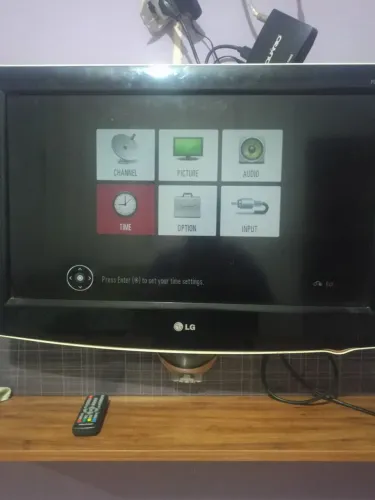 TV LG"NAO É SMART"  32 polegadas ,a TV não tem controle, só o aparelho que vai junto, leia