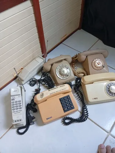 Vendo lote com 6 (seis) aparelho de telefone fixo antigos, a maioria em perfeito estado 