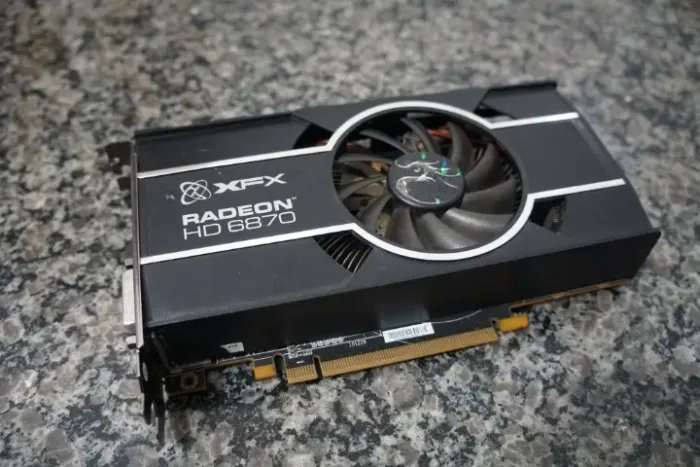 Placa de vídeo XFX Radeon HD 6870 1024MB (1GB) DDR5 256bits PCI-Express DVI, HDMI  DETALHE