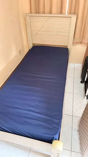 Vende-se cama com colchão de solteiro