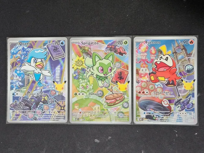 Trio de Iniciais Paldea + BRINDES POKÉMON TCG